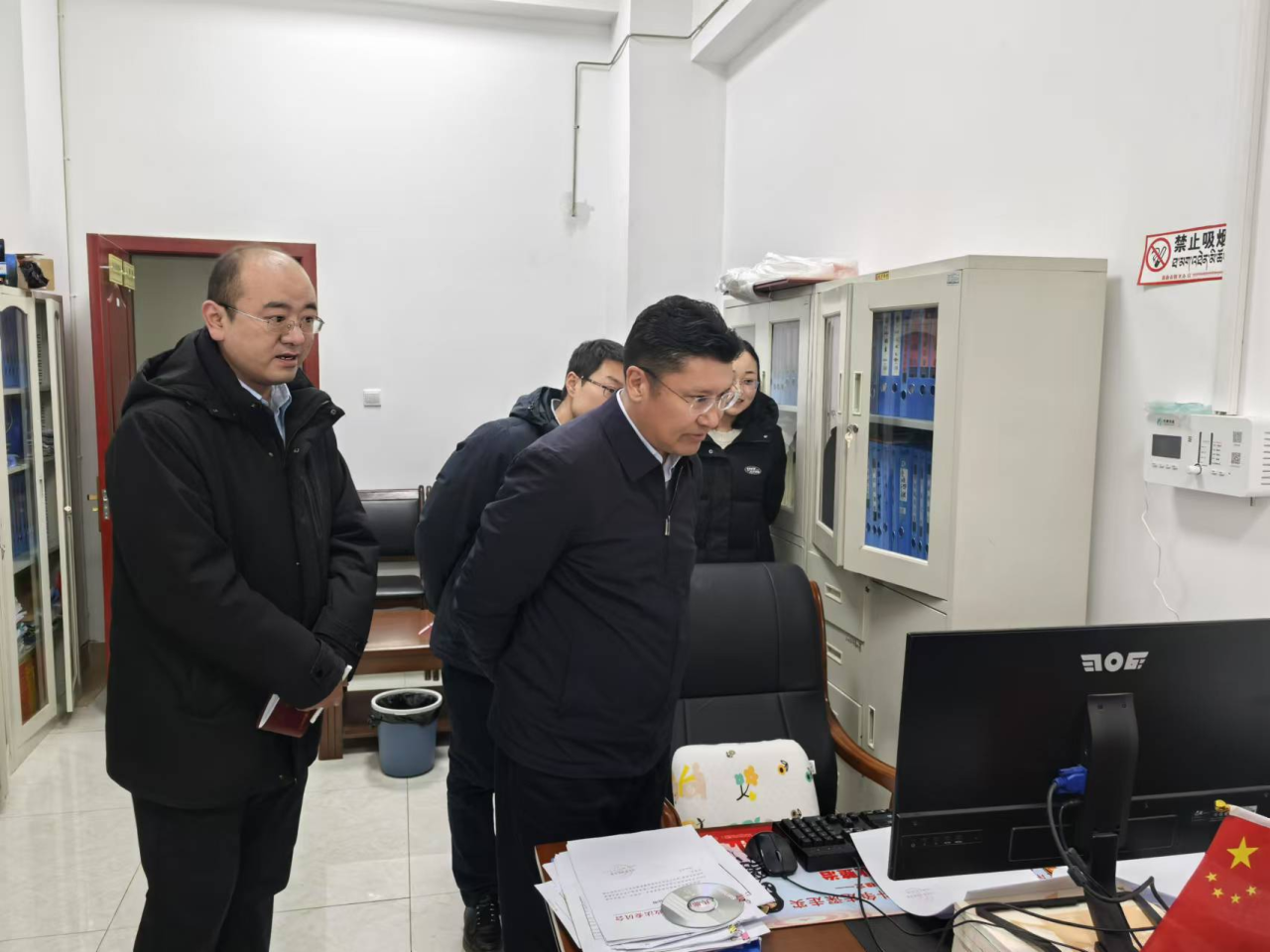白玛罗布在市委政法委调研近期重点工作和机构运转情况.png 白玛罗布在市委政法委调研近期重点工作和机构运转情况.png